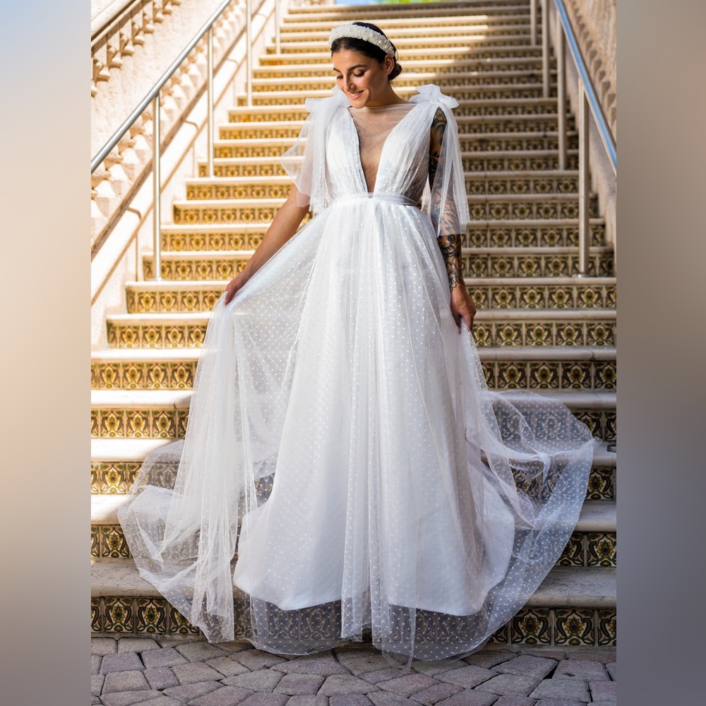 V-neckline Tulle Skirt Wedding Dress